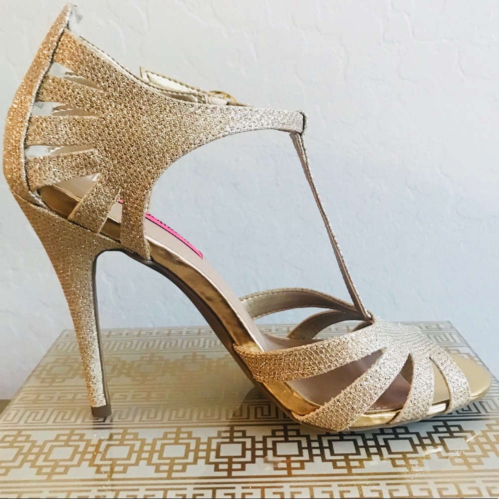 🚨Price Drop Betsey Johnson gold heels (size 7.5)